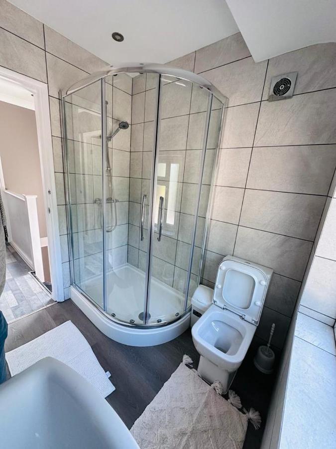 Burmese - 5 Bedroom House Earley 외부 사진