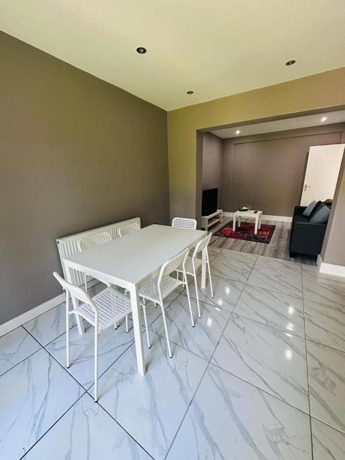 Burmese - 5 Bedroom House Earley 외부 사진