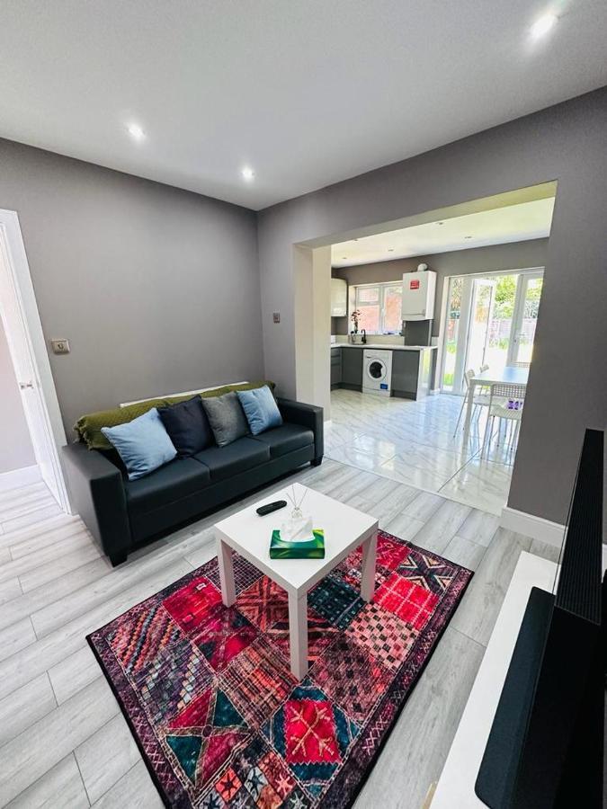 Burmese - 5 Bedroom House Earley 외부 사진