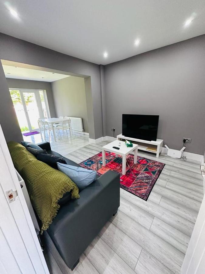 Burmese - 5 Bedroom House Earley 외부 사진